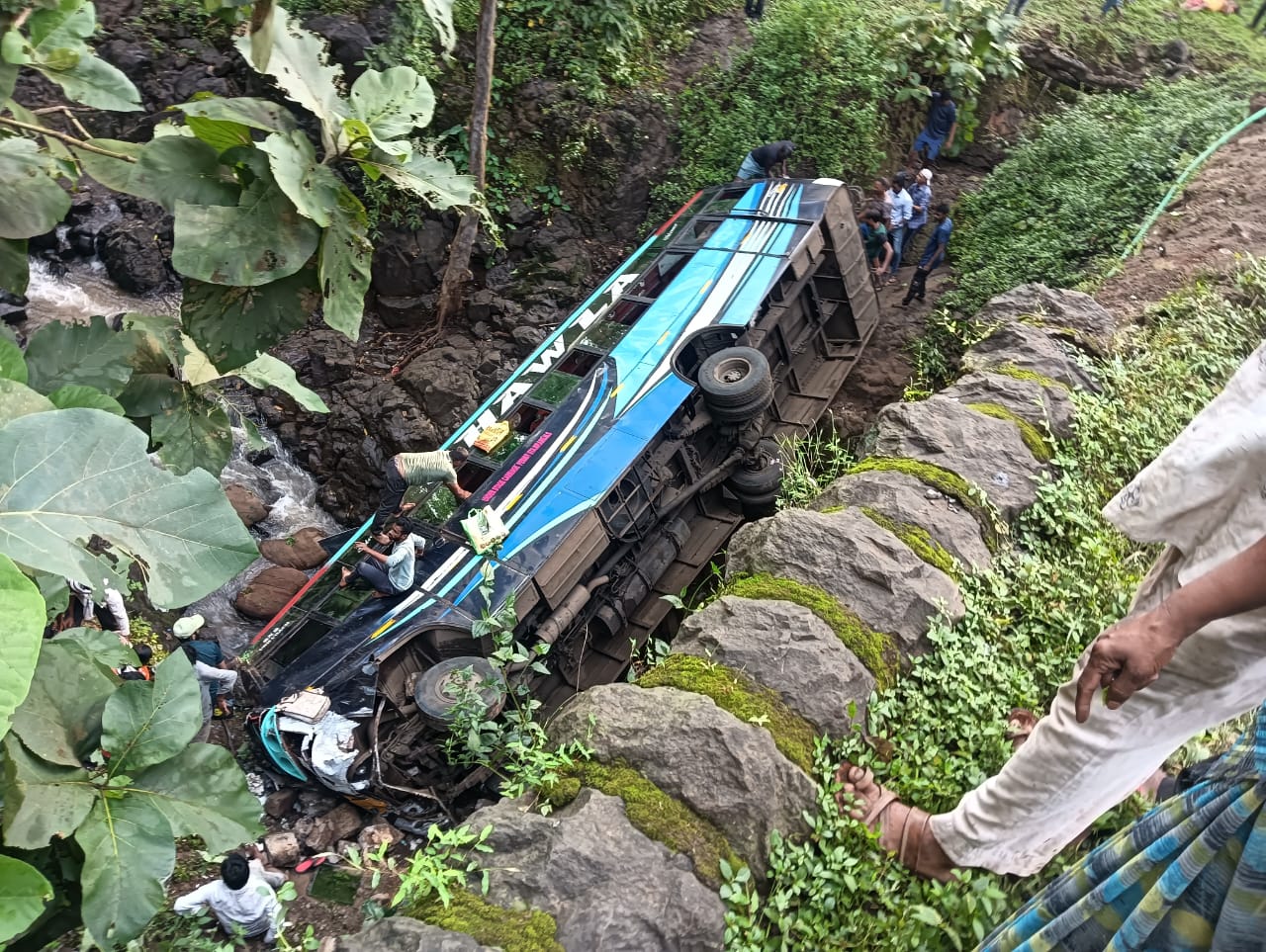 Six Dead, Several Injured As Private Bus Falls Into Deep Ditch In  Maharashtra's Amravati