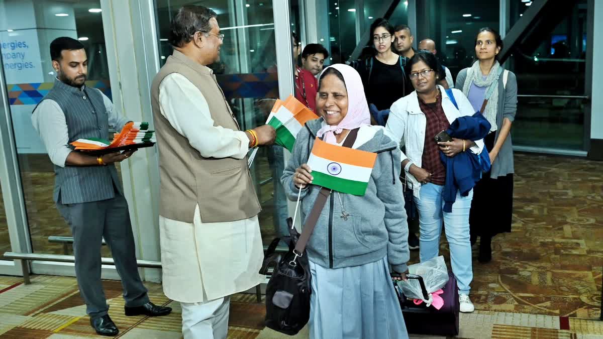 Etv Bharat Sixth flight carrying 143 evacuees from Israel lands in Delhi  Operation Ajay  Operation Ajay Mission  ഓപ്പറേഷൻ അജയ്  വിദേശകാര്യ മന്ത്രാലയം  ഇസ്രയേല്‍ ഹമാസ് യുദ്ധം  Israel Hamas War  ഫഗ്ഗൻ സിംഗ് കുലസ്‌തെ  അരിന്ദം ബാഗ്‌ചി  External Affairs Ministry  MEA India