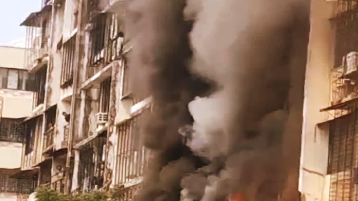 Fire Erupts In Flat In 8 Storey  Mumbai building blaze  Residential Building Fire Erupts  2 dead 3 hurt in fire in residential building flat  fire erupted in a first floor flat  മുംബൈയിലെ 8 നില കെട്ടിടത്തിൽ തീപിടിത്തം  തീപിടിത്തത്തിൽ 2 മരണം 3 പേർക്ക് പരിക്ക്  കെട്ടിടത്തിന്‍റെ ഒന്നാം നിലയിൽ തീപിടിത്തം  തീപിടിത്ത വാർത്ത  മുംബൈയിലെ ഫ്ലാറ്റിൽ തീപിടിത്തം