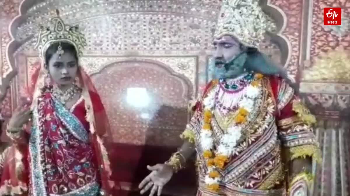 शाहजहांपुर की रामलीला में कई समुदाय के लोग करते हैं मंचन.