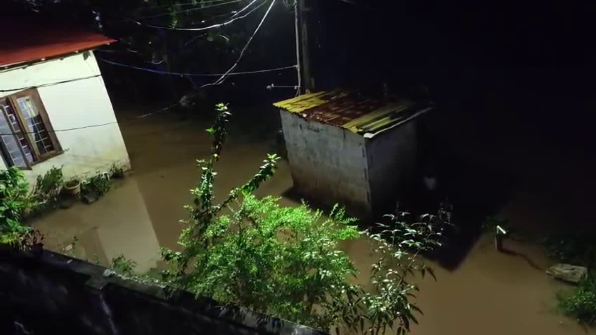 heavy rain in Trivandrum  Houses flooded again after heavy rain  കനത്ത മഴയെ തുടര്‍ന്ന്‌ വീടുകളില്‍ വെള്ളം കയറി  തലസ്ഥാനത്ത് ദുരിതങ്ങള്‍ക്കറുതിയില്ല  തിരുവനന്തപുരം ജില്ലയില്‍ കനത്ത മഴ  Heavy rain in Thiruvananthapuram  വീടുകളില്‍ വെള്ളം കയറി  Houses flooded  flood In Trivandrum  തലസ്ഥാനത്ത് വീണ്ടും വെളളക്കെട്ട്  Flood again in Trivandrum