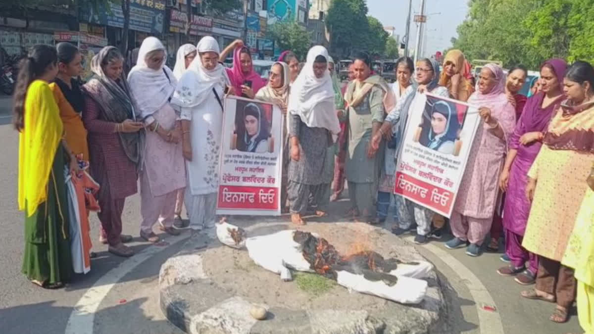 female Shiromani Akali Dal blew up the effigy of Cabinet Minister Harjot Bains