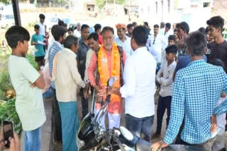 ramesh khatik surrounded by villagers in shivpuri