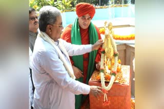 Jayamruthyunjaya Swamy and CM Siddaramaiah