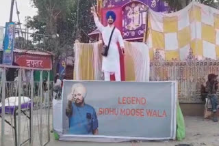 A statue of the late singer Sidhu Moosewala was made by artisans in Amritsar
