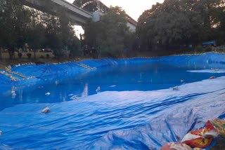 माता की प्रतिमाओं के विसर्जन के लिए नेहरू प्लेस आस्था कुंज पार्क में बनाया गया कृत्रिम तालाब