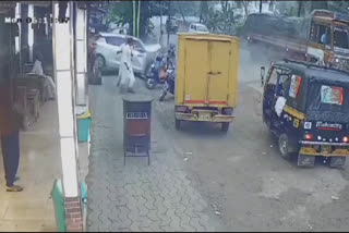 Cheruthuruthy accidant  Accident  Car And Lorry Collide Accident  Car And Lorry Collide  കാറും ലോറിയും കൂട്ടിയിടിച്ച് അപകടം  accident in Thrissur  തൃശൂർ ചെറുതുരുത്തിയില്‍ അപകടം  കാർ യാത്രികര്‍ക്ക്‌ പരിക്ക്‌  നിയന്ത്രണം വിട്ട കാർ ലോറിയുമായി കൂട്ടിയിടിച്ചു  car went out of control and collided with lorry