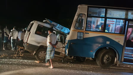 விபத்துக்குள்ளான கார் மற்றும் அரசு பேருந்து