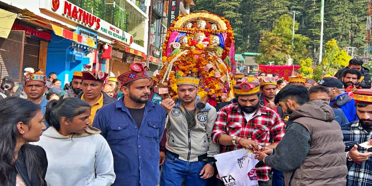 Kullu Dussehra Festival 2023: दशहरा उत्सव में भाग लेने के लिए मनाली से रवाना हुई माता हिडिंबा, भक्तों ने किया भव्य स्वागत