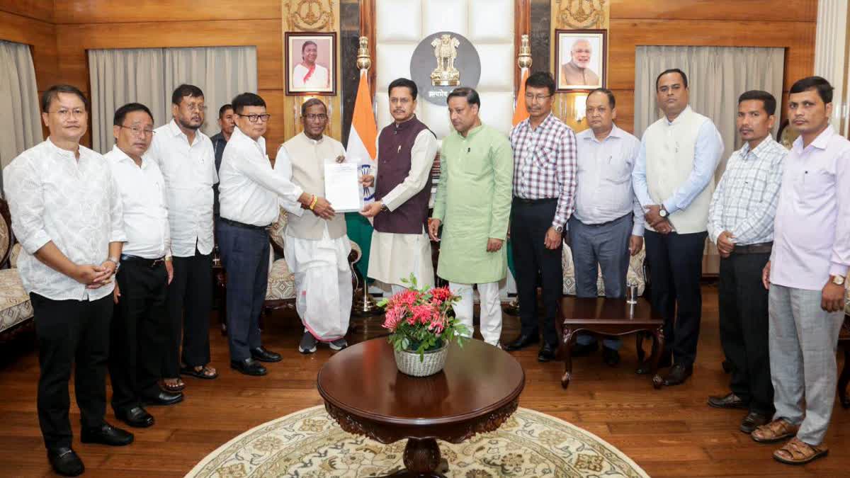 Assam Congress chief Bhupen Bora with the delegation at Raj Bhawan to submit a memorandum  against the state governemet.