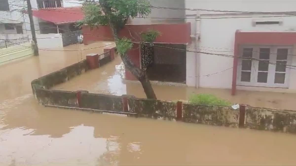 weather update kerala  heavy rain in kerala  kerala weather  kerala rain  rain update kerala  കനത്ത മഴ  കേരളത്തിൽ കനത്ത മഴ  തിരുവനന്തപുരത്ത് വെള്ളക്കെട്ട്  യെല്ലോ അലർട്ട് കേരളം  മഴ യെല്ലോ അലർട്ട്  വെള്ളപ്പൊക്കം