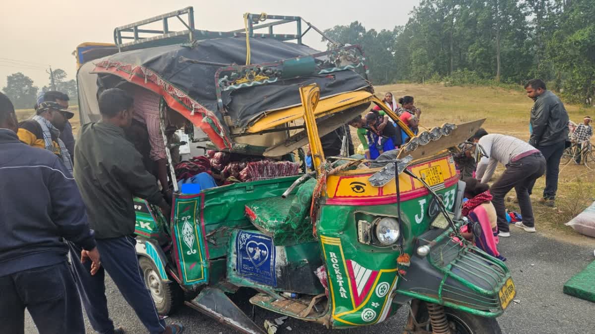 Bus collides with auto in Gumla