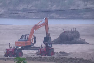 illegal_sand_mining_in_burrilanka_godavari_river