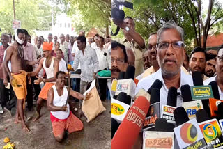 kuruman tribes protest by breaking coconuts on their heads for demanding tribal certificates