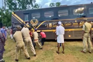 Navakerala Bus Trapped In Mud  ചെളിയിൽ കുടുങ്ങി നവകേരള ബസ്  നവകേരള സദസ്