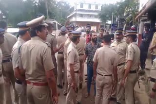 Black Flag Against CM In Wayanad  Navakerala In Wayanad  Congress Leaders Arrested  മുഖ്യമന്ത്രിക്ക് നേരെ കരിങ്കൊടി  മാനന്തവാടിയിൽ കോൺഗ്രസ്‌ നേതാക്കൾ അറസ്റ്റിൽ  നവകേരള സദസ്  മുഖ്യമന്ത്രി  നവകേരള സദസ് വയനാട്