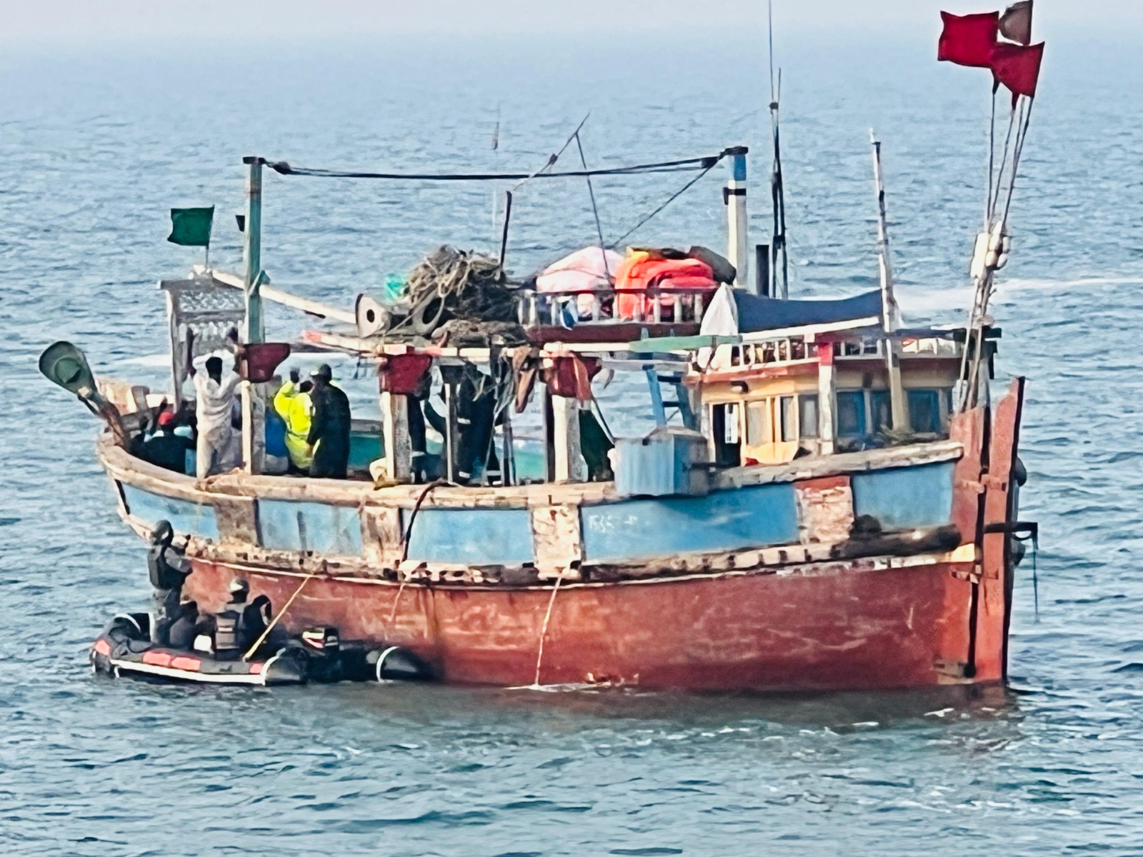 Indian coast guard  Pakistani fishing boat  13 crew members  Indian territory of Arabian sea  ಭಾರತದ ಜಲಪ್ರದೇಶದಲ್ಲಿ ಪಾಕಿಸ್ತಾನ ದೋಣಿ  13 ಜನರ ಬಂಧನ  ಭಾರತೀಯ ಅರಬ್ಬಿ ಸಮುದ್ರ  ಅರಬ್ಬಿ ಸಮುದ್ರದಲ್ಲಿ ಭಾರತದ ಜಲಪ್ರದೇಶ  ಪಾಕಿಸ್ತಾನದ ಬೋಟ್‌ಗಳನ್ನು ಸೆರೆ  ಭಾರತೀಯ ಕರಾವಳಿ ಕಾವಲು ಪಡೆ  ಭಾರತೀಯ ಕೋಸ್ಟ್ ಗಾರ್ಡ್ ಶಿಪ್ ಅರಿಂಜಯ್  ಭಾರತೀಯ ಕೋಸ್ಟ್ ಗಾರ್ಡ್‌ನ ಪ್ರಾಥಮಿಕ ತನಿಖೆ