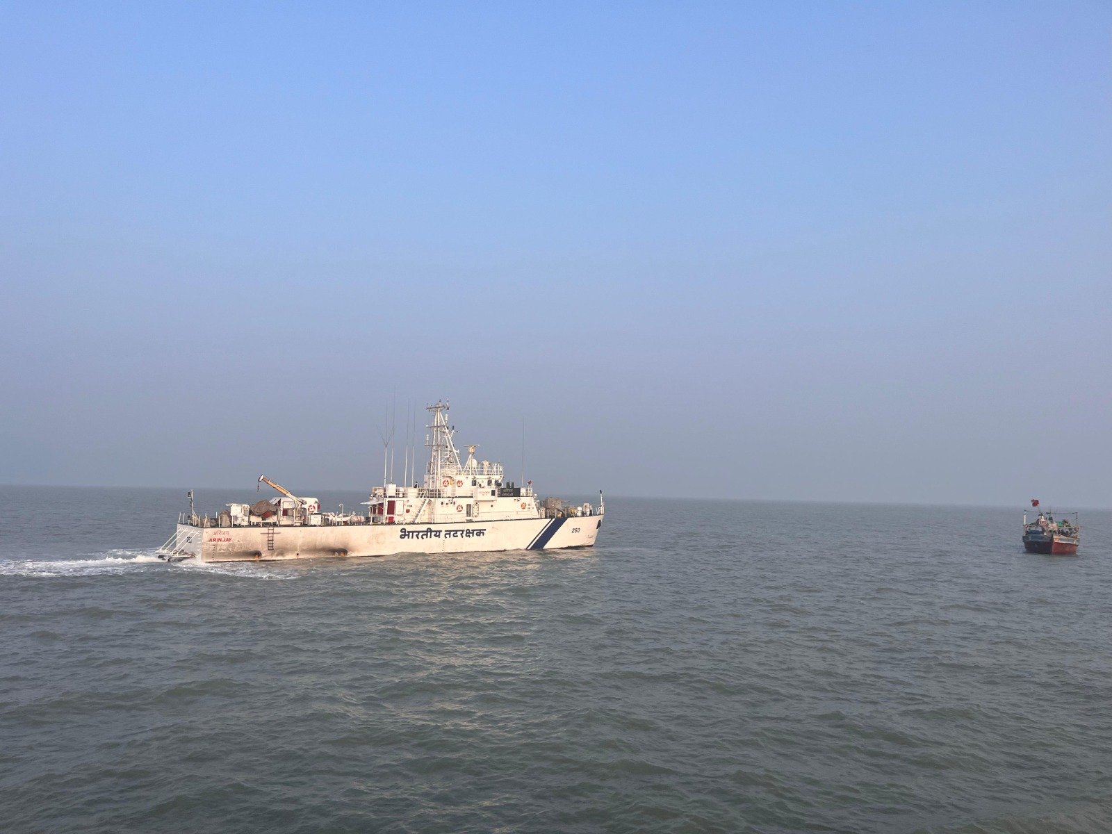 Indian coast guard  Pakistani fishing boat  13 crew members  Indian territory of Arabian sea  ಭಾರತದ ಜಲಪ್ರದೇಶದಲ್ಲಿ ಪಾಕಿಸ್ತಾನ ದೋಣಿ  13 ಜನರ ಬಂಧನ  ಭಾರತೀಯ ಅರಬ್ಬಿ ಸಮುದ್ರ  ಅರಬ್ಬಿ ಸಮುದ್ರದಲ್ಲಿ ಭಾರತದ ಜಲಪ್ರದೇಶ  ಪಾಕಿಸ್ತಾನದ ಬೋಟ್‌ಗಳನ್ನು ಸೆರೆ  ಭಾರತೀಯ ಕರಾವಳಿ ಕಾವಲು ಪಡೆ  ಭಾರತೀಯ ಕೋಸ್ಟ್ ಗಾರ್ಡ್ ಶಿಪ್ ಅರಿಂಜಯ್  ಭಾರತೀಯ ಕೋಸ್ಟ್ ಗಾರ್ಡ್‌ನ ಪ್ರಾಥಮಿಕ ತನಿಖೆ