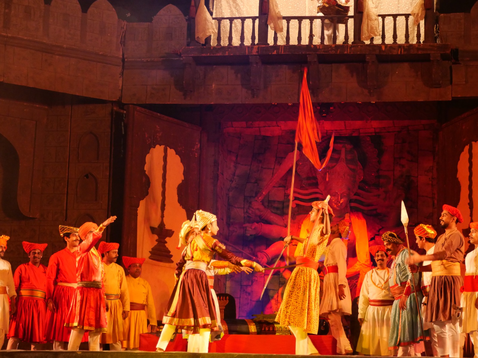 नाटक के प्रथम दृश्य में पठानों द्वारा महाराष्ट्र पर आक्रमण दिखाया गया