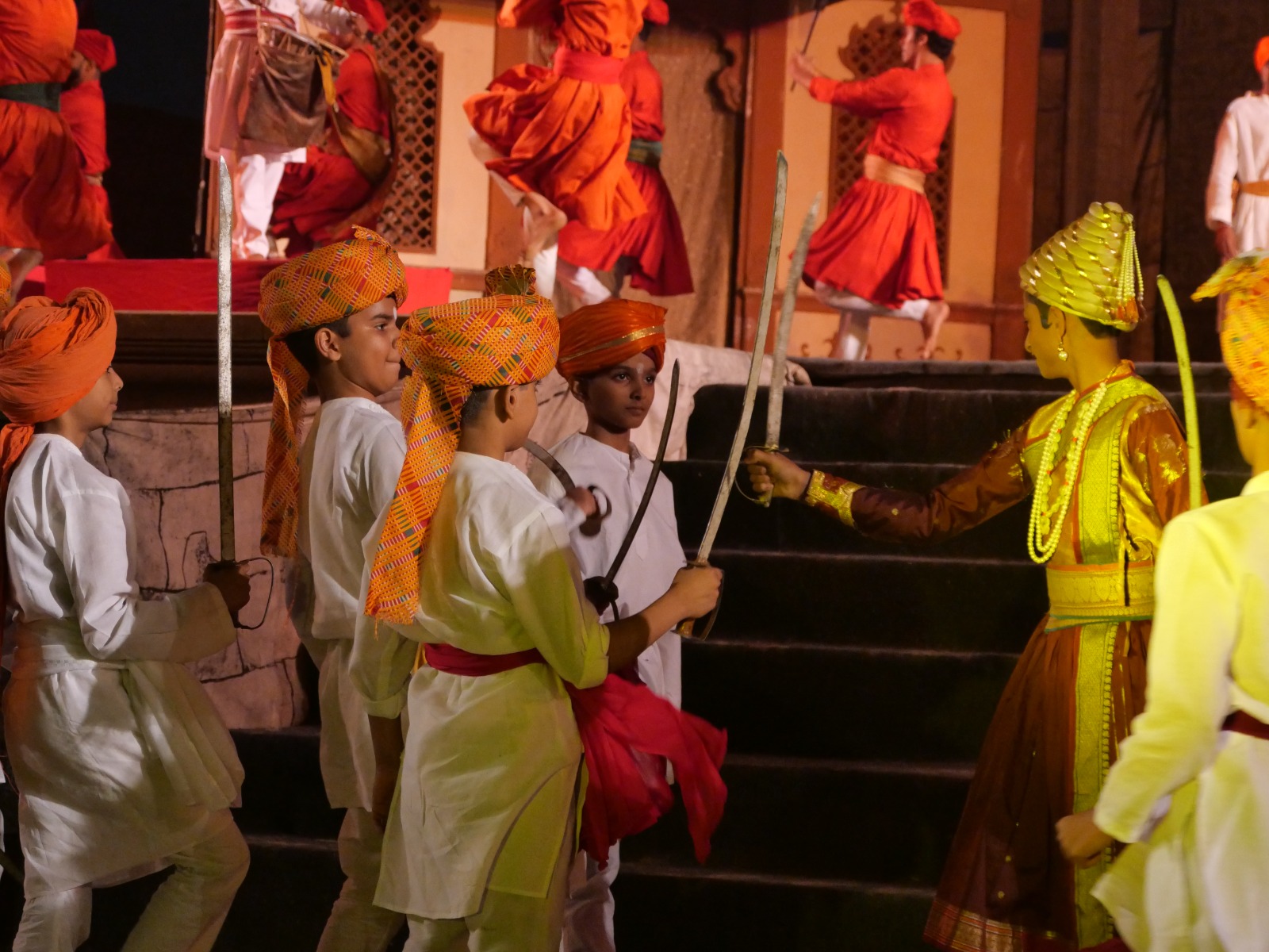 नाटक में महाराष्ट्र के संघर्ष, मराठाओं का पठानों से युद्ध, जीजाबाई का त्याग और छत्रपति शिवाजी का युद्ध कौशल बताया गया