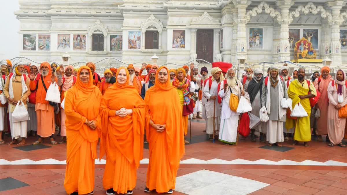 महात्माओं को दी गयी सहायता सामग्री