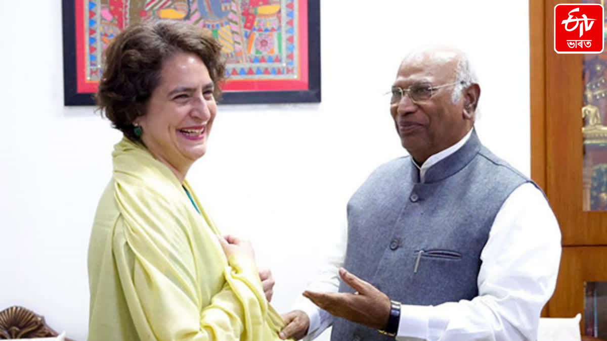 Congress leader Priyanka Gandhi With Mallikarjun Kharge