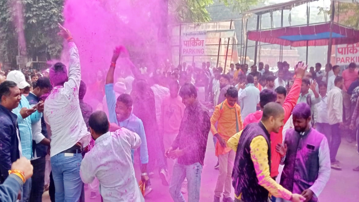 विशाल प्रशांत की जीत के बाद जश्न मनाते समर्थक