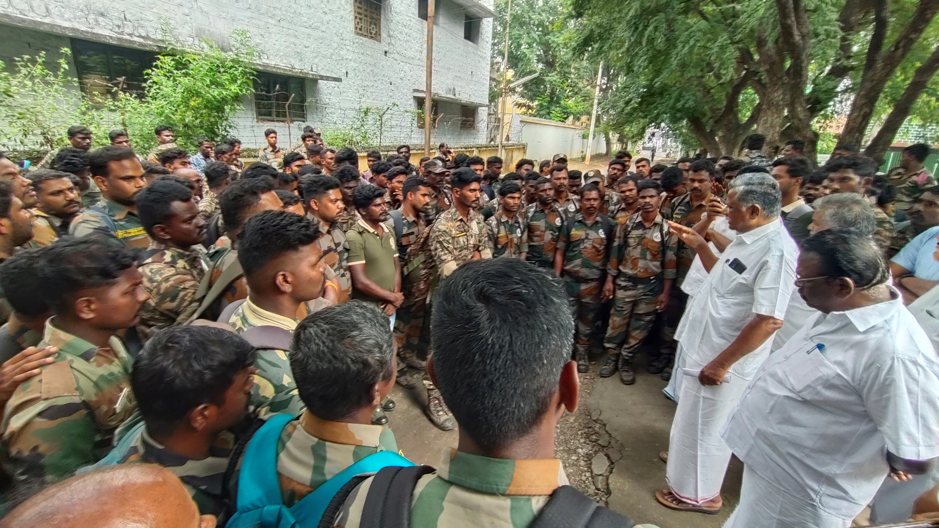 வன பாதுகாவலர்களுடன் முத்தரசன்