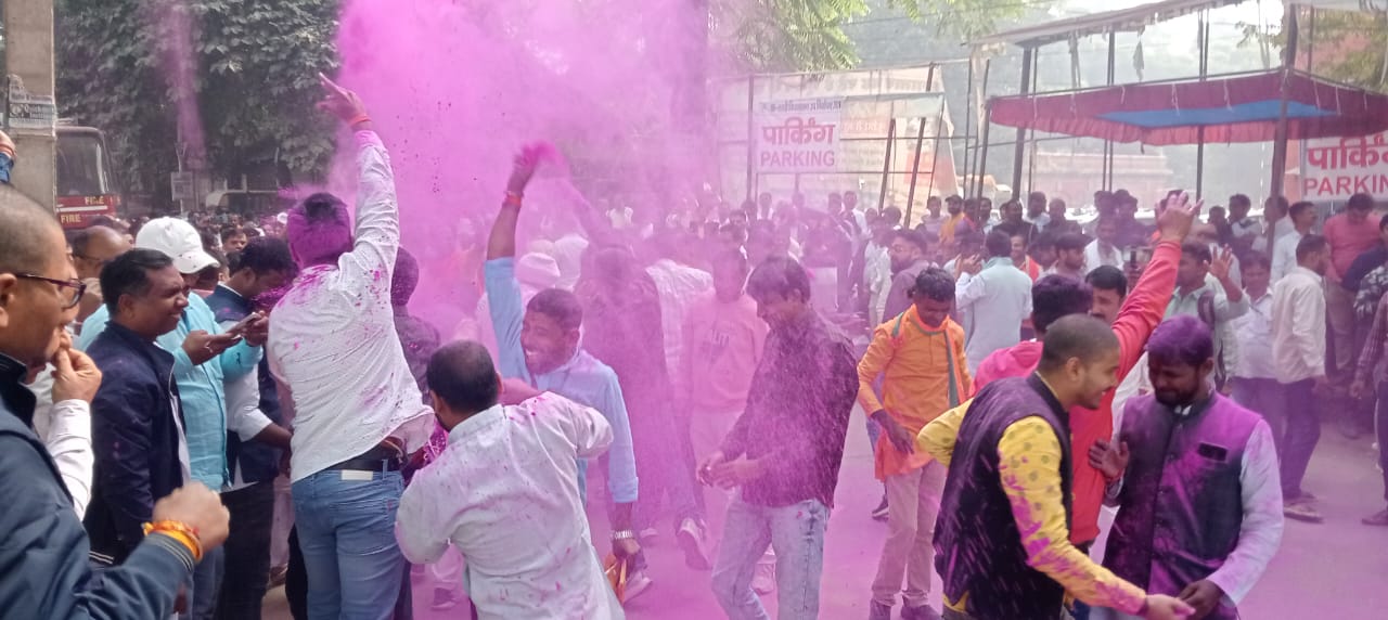 गुलाल उड़ाकर जश्न मनाते एनडीए के कार्यकर्ता.