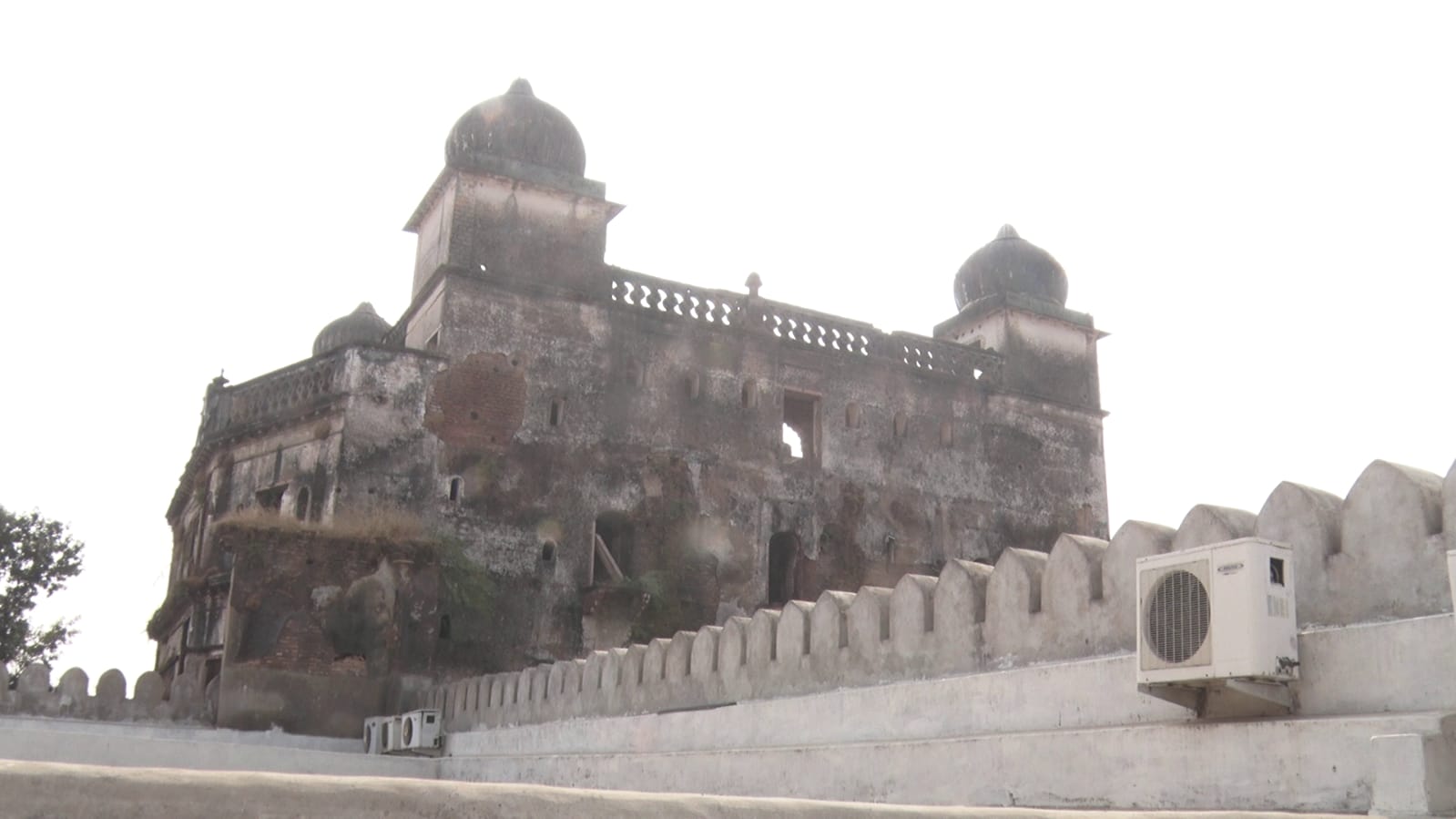 Taj Mahal built 17 acres