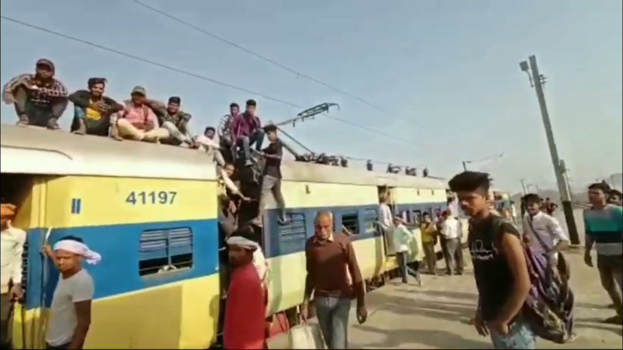 PASSENGERS RISKING LIFE IN BIHAR