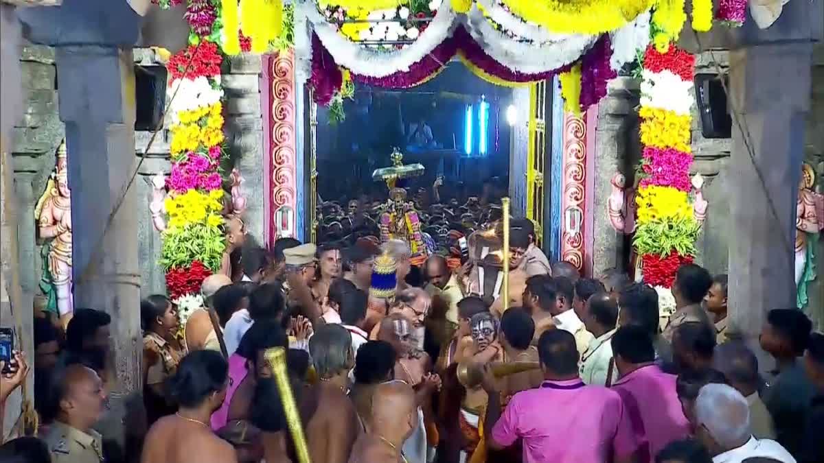 vaikunta ekadashi  ವೈಕುಂಠ ಏಕಾದಶಿ  ಈಟಿವಿ ಭಾರತ ಕನ್ನಡ  etv bharat kannada  Devotees thronged to temple  occasion of Vaikunta Ekadasi  ವೈಕುಂಠ ಏಕಾದಶಿ ಮಹೋತ್ಸವ  ತಿರುಪತಿ ತಿಮ್ಮಪ್ಪನ ದರ್ಶನ  ರಾಜ್ಯಪಾಲ ಗೆಹ್ಲೋಟ್​ ದೇವಾಲಯಗಳು ಭಕ್ತರಿಂದ ತುಂಬಿ  ತಿರುಮಲದಲ್ಲಿ ವೈಕುಂಠ ಏಕಾದಶಿ  ತಿರುಮಲಕ್ಕೆ ಗಣ್ಯರ ಆಗಮನ  ಬೆಂಗಳೂರಿನ ದೇವಸ್ಥಾನಗಳಲ್ಲಿ ಜನಜಂಗುಳಿ