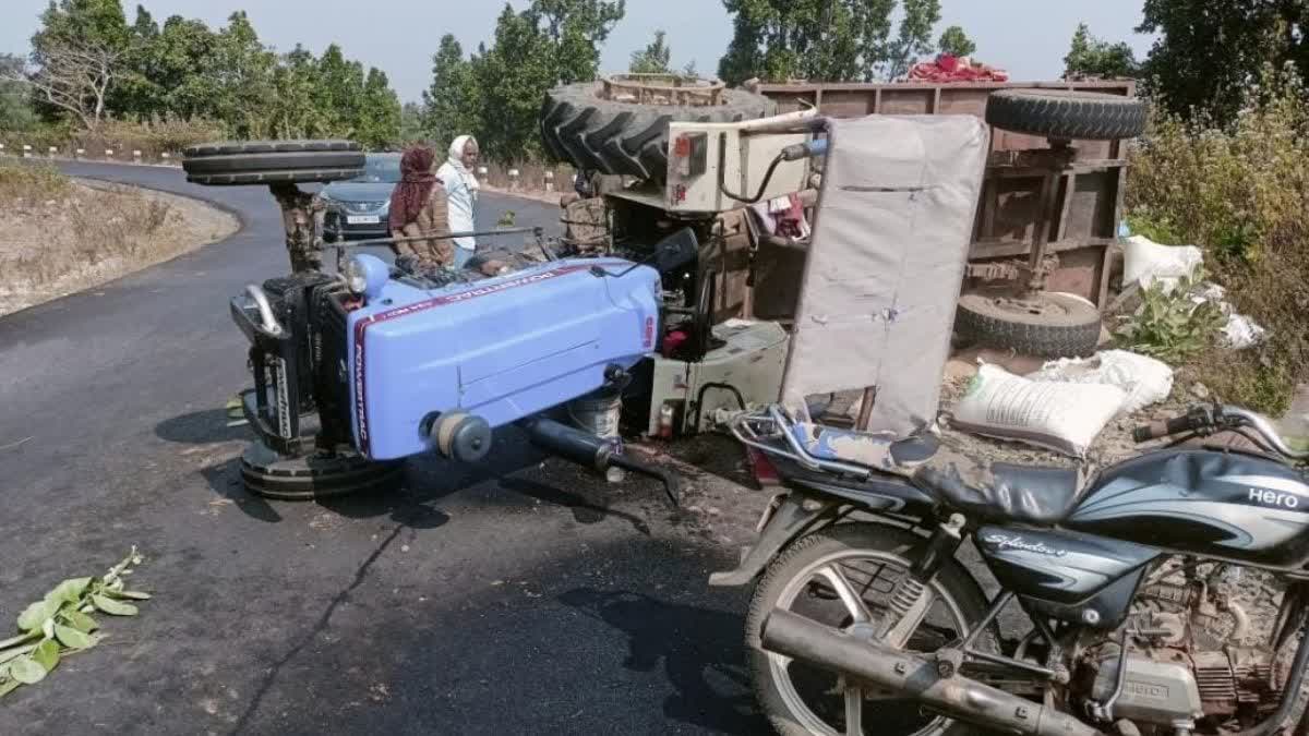 Tractor trolley overturns in Korea