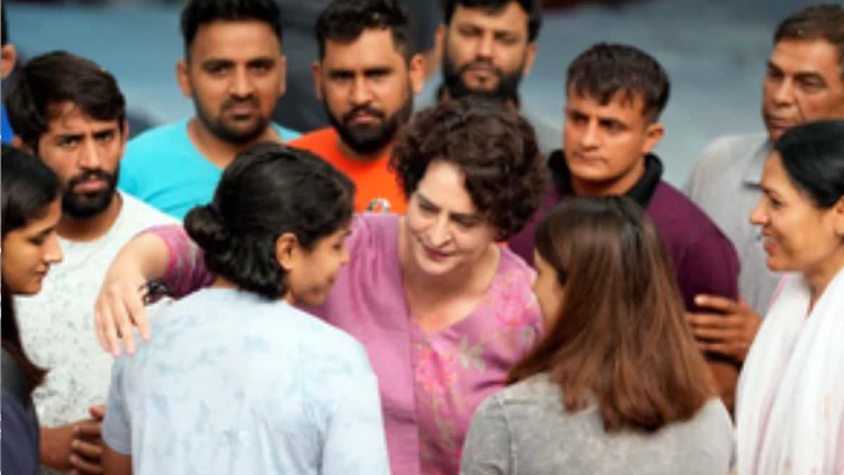 PRIYANKA GANDHI MET SAKSHI MALIK AND BAJRANG PUNIA ALONG WITH OTHER WRESTLERS