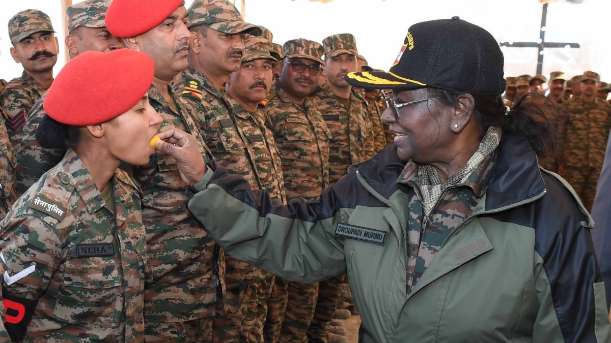 राष्ट्रपति द्रोपदी मुर्मू ने सैनिकों से की बातचीत
