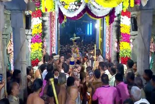 vaikunta ekadashi  ವೈಕುಂಠ ಏಕಾದಶಿ  ಈಟಿವಿ ಭಾರತ ಕನ್ನಡ  etv bharat kannada  Devotees thronged to temple  occasion of Vaikunta Ekadasi  ವೈಕುಂಠ ಏಕಾದಶಿ ಮಹೋತ್ಸವ  ತಿರುಪತಿ ತಿಮ್ಮಪ್ಪನ ದರ್ಶನ  ರಾಜ್ಯಪಾಲ ಗೆಹ್ಲೋಟ್​ ದೇವಾಲಯಗಳು ಭಕ್ತರಿಂದ ತುಂಬಿ  ತಿರುಮಲದಲ್ಲಿ ವೈಕುಂಠ ಏಕಾದಶಿ  ತಿರುಮಲಕ್ಕೆ ಗಣ್ಯರ ಆಗಮನ  ಬೆಂಗಳೂರಿನ ದೇವಸ್ಥಾನಗಳಲ್ಲಿ ಜನಜಂಗುಳಿ