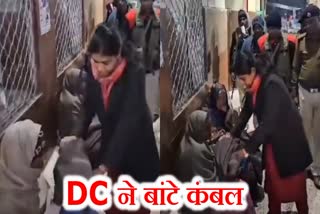 DC distributed blankets among poor due to cold in Koderma