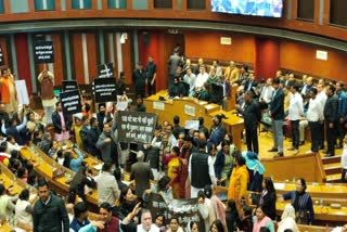 भाजपा पार्षदों का एमसीडी की बैठक में हंगामा
