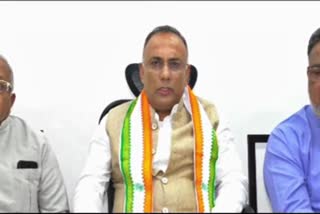 Health Minister Dinesh Gundu Rao spoke at a press conference.