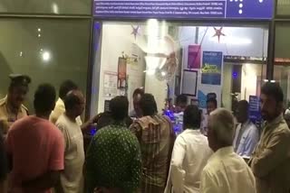 Passengers_Agitation_at_Gannavaram_Airport