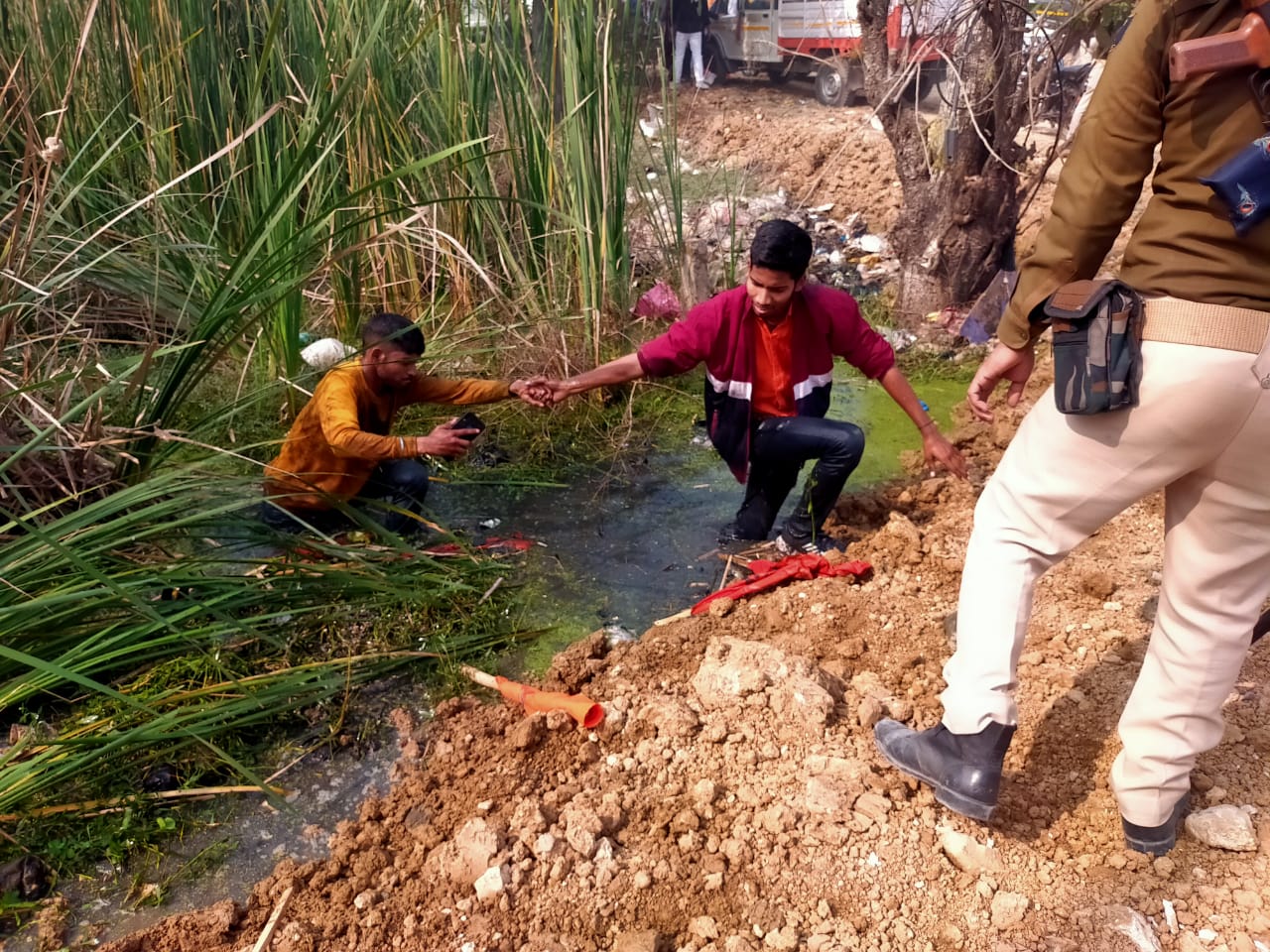 गड्ढे में गिरा छात्र.