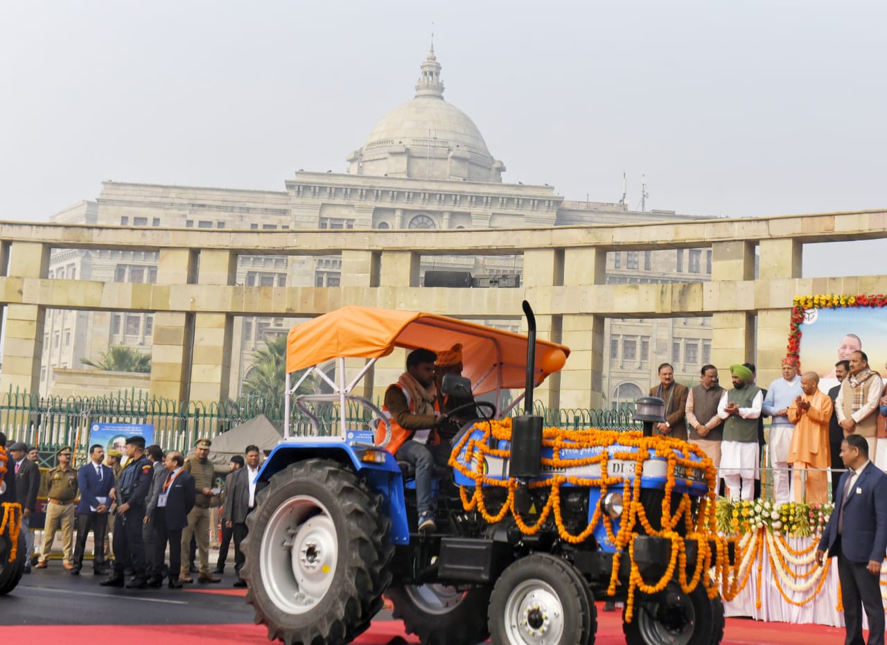 उपहार स्वरूप किसानों को मिले टैक्टर.