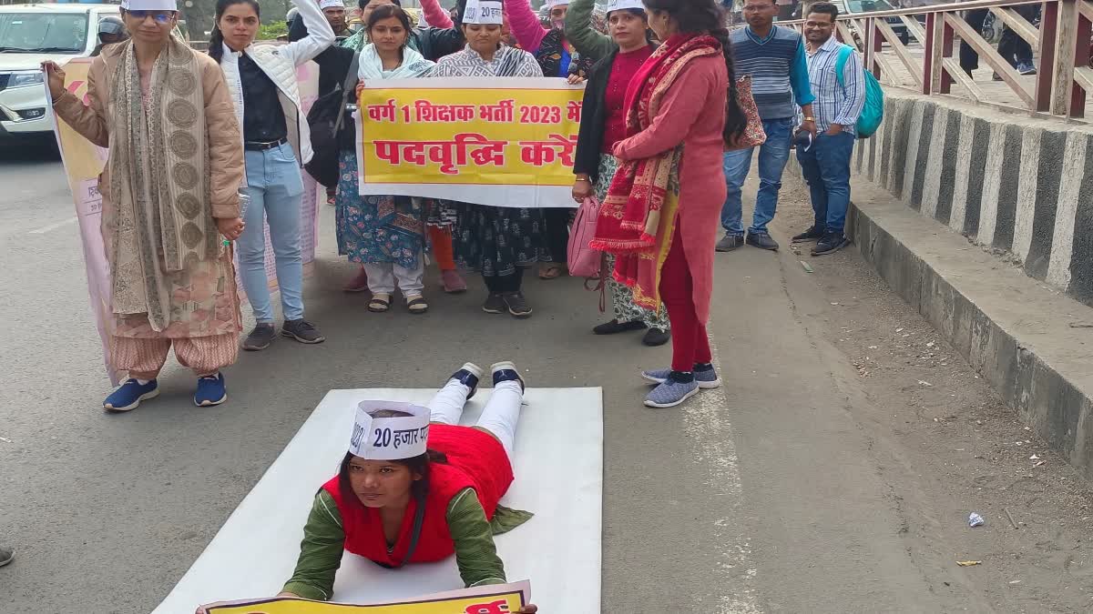 CLASS1 WAITING TEACHERS PROTEST