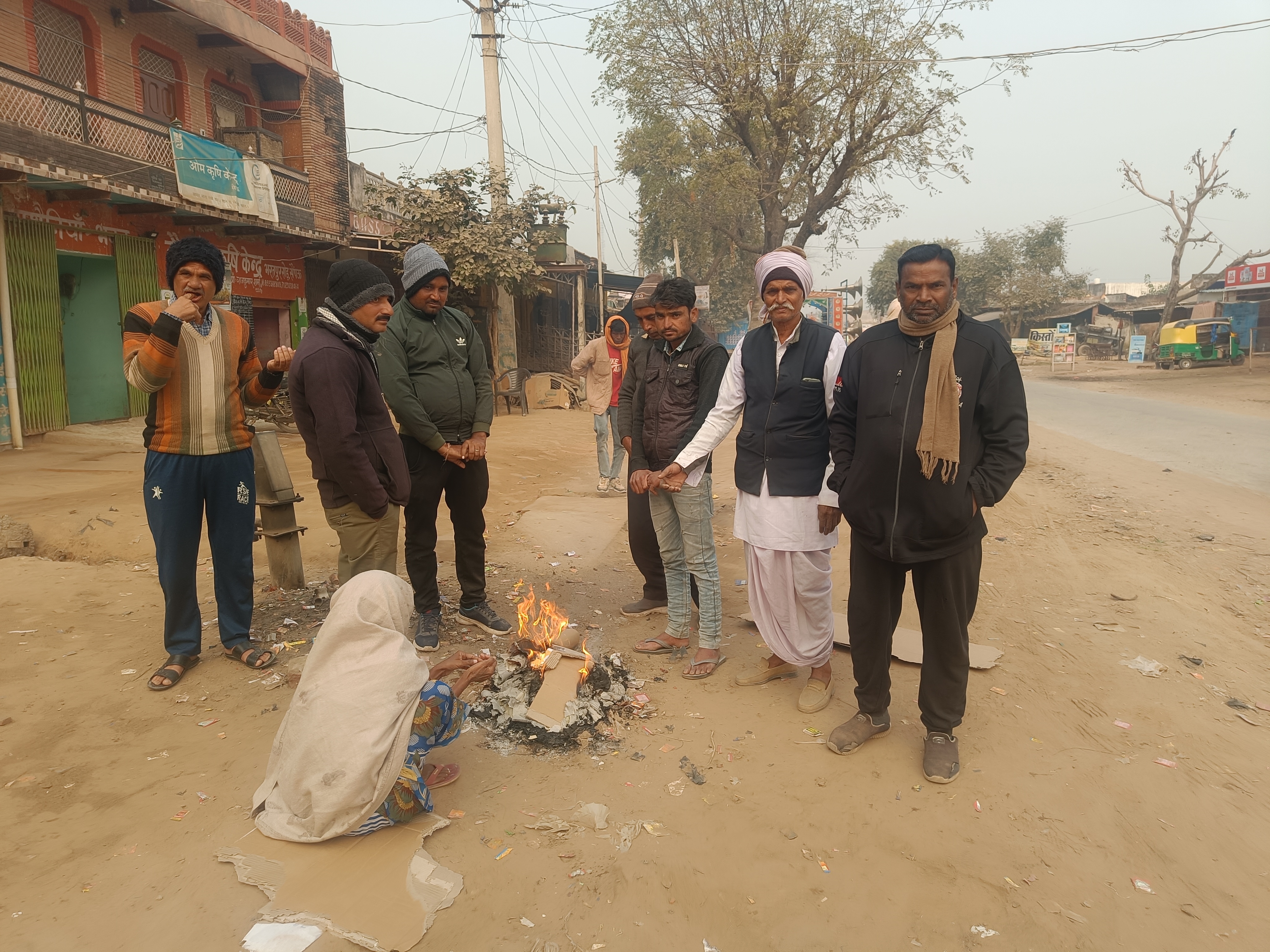 धौलपुर में अलाव जलाकर बैठे लोग