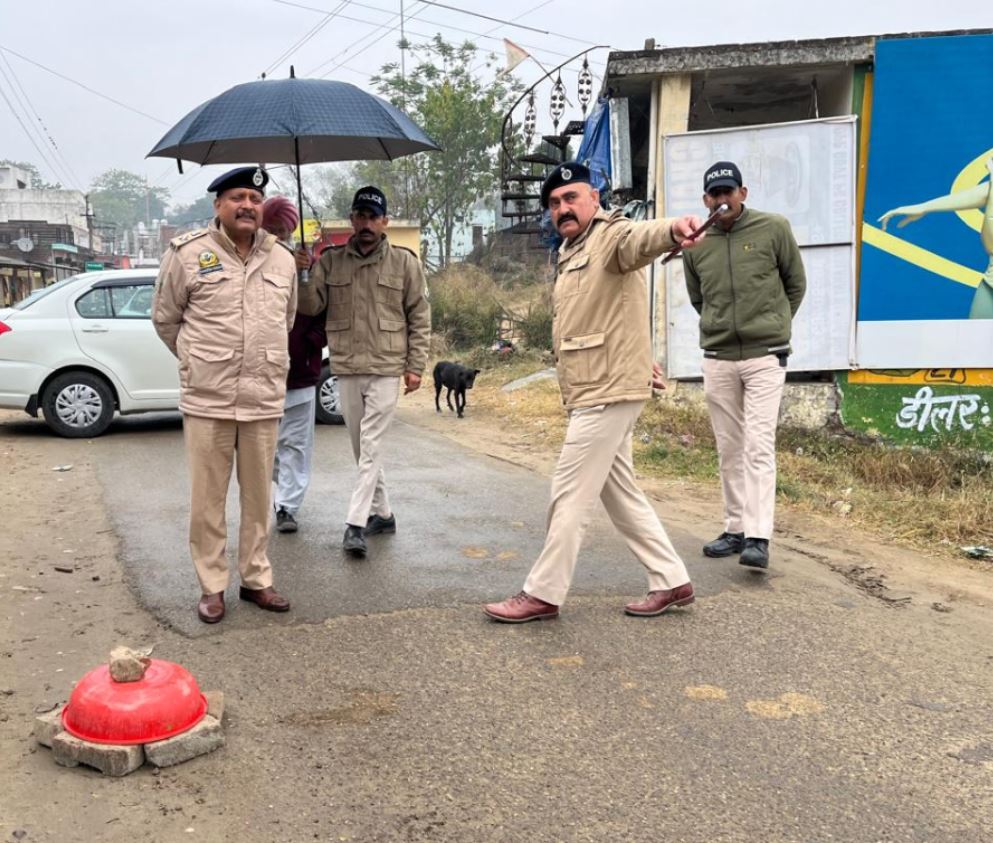 घटनास्थल पर पहुंचे एसपी और अन्य पुलिसकर्मी