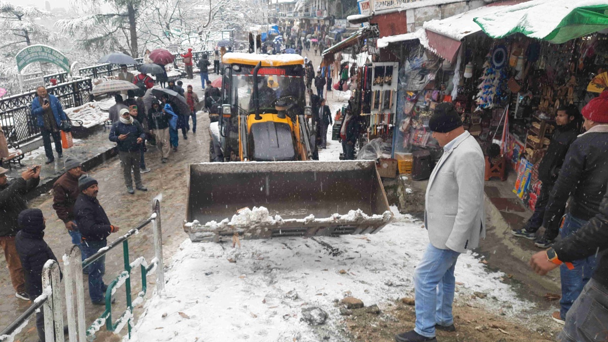 सड़क से बर्फ हटाती मशीन