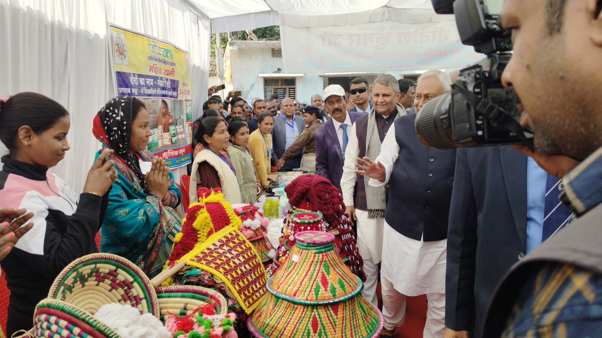 ग्रामीणों और उनके उत्पाद से रूबरू होते सीएम नीतीश