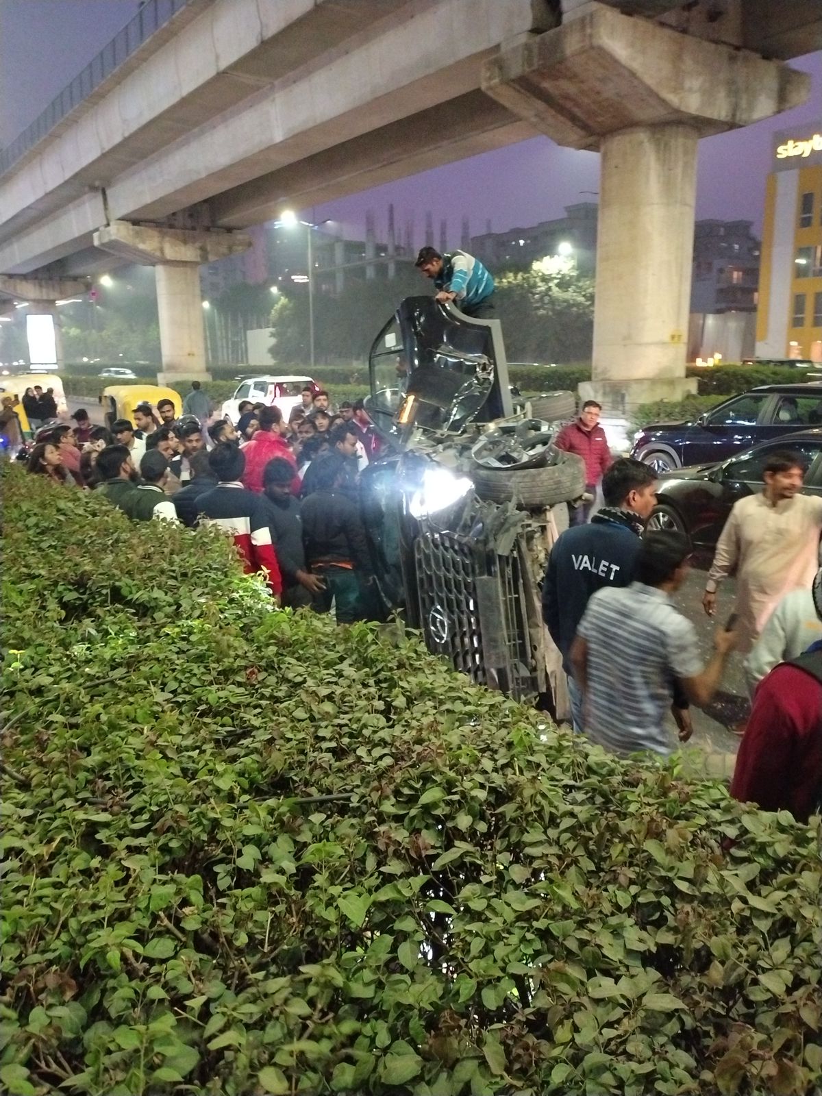 Gurugram Accident Car overturned at high speed on golf course road 4 girls rescued