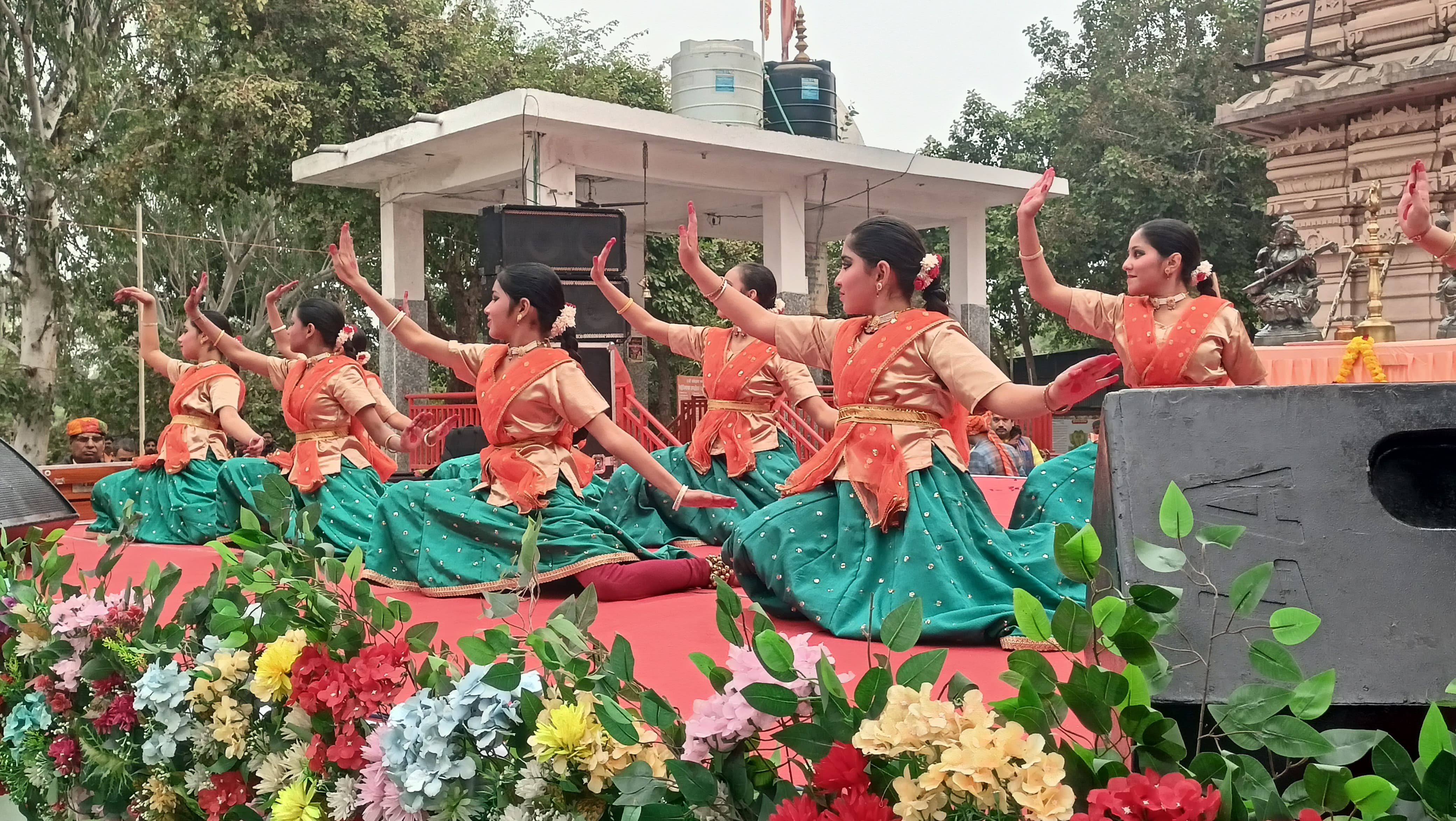 बाल नृत्यांगनाओं ने गणपति स्तुति पर नृत्य की प्रस्तुति दी