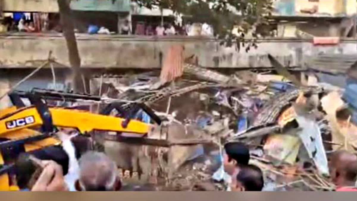 Police and security personnel in Mumbai's Mira road have torn down illegal roadside stalls which witnessed a communal clash two days back. This action came a day after Maharashtra Deputy Chief Minister Devendra Fadnavis warned of strict action against rioters.